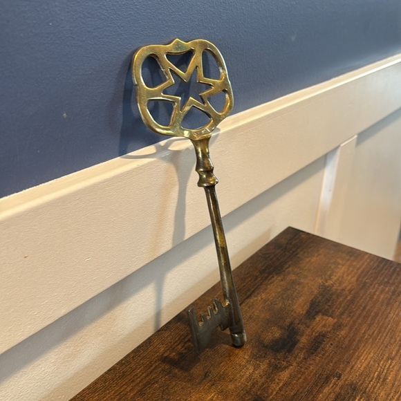 Vintage Mid Century Large Brass Skeleton Key Decor 9" - Picture 2 of 10